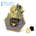 Fabricant en gros métal souvenir paillettes poudre mignon anime dessin animé épinglette badge logo personnalisé épingle en émail dur